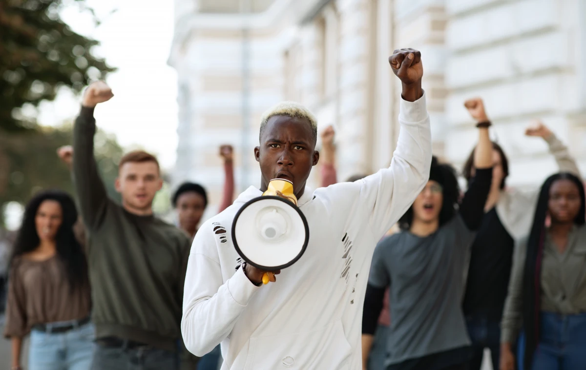 La liberté de réunion face à la répression policière : un droit fondamental menacé ?